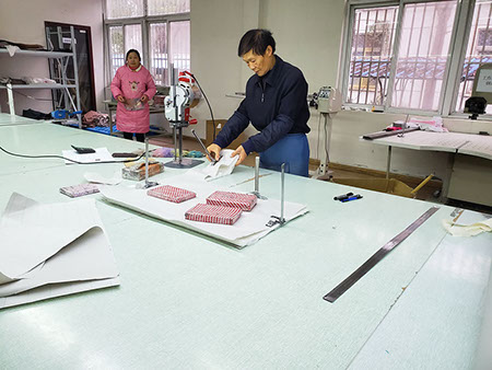 APMジャパン株式会社が契約しているOEM/ODM生産工場のて裁断の様子です。