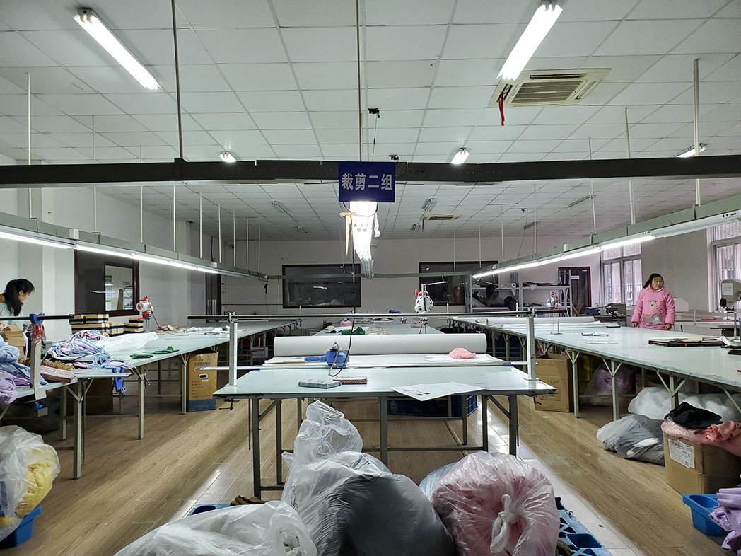 APMジャパン株式会社が契約しているOEM/ODM生産工場の裁断場の様子です。