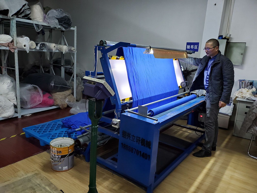 APMジャパン株式会社が契約しているOEM/ODM生産工場の検反機の様子です。